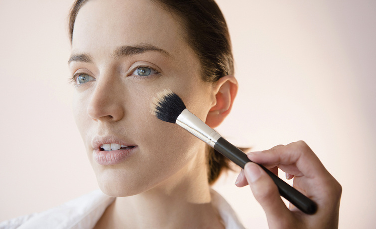 How to make luminous skin make-up, mix illuminator into the foundation!