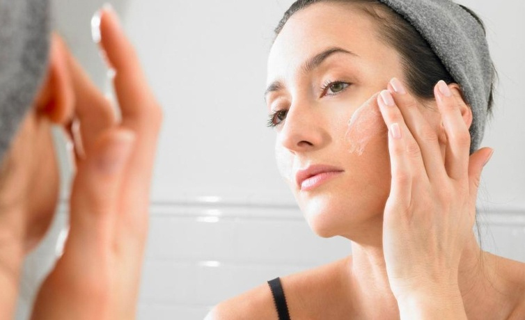 How to take care of your skin before going to bed at night, change the pillowcase!