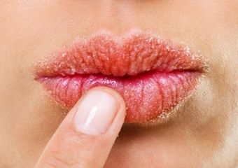 Einfaches Lippenpeeling, das Sie zu Hause machen können